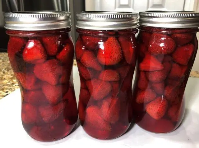 Recipes for making strawberries in your own juice for the winter