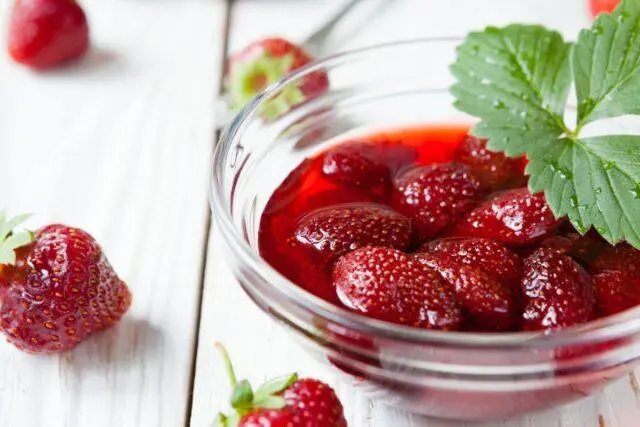 Recipes for making strawberries in your own juice for the winter