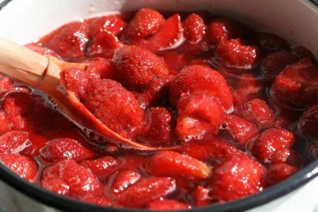 Recipes for making strawberries in your own juice for the winter