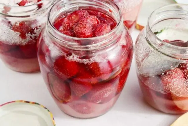 Recipes for making strawberries in your own juice for the winter