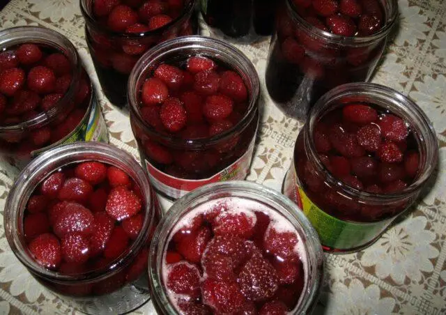 Recipes for making strawberries in your own juice for the winter