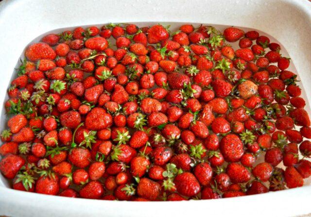 Recipes for making strawberry and orange compote for the winter