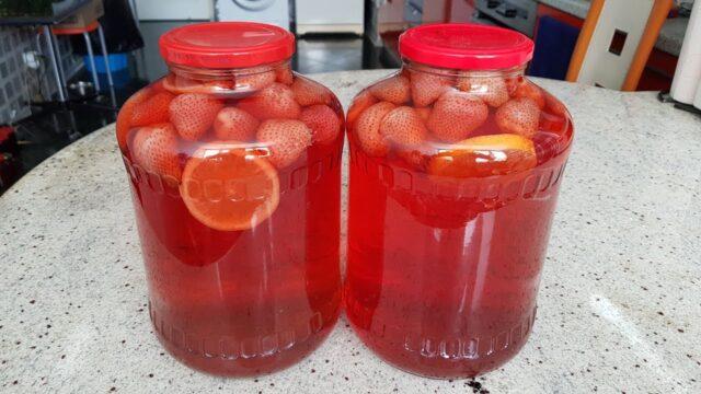 Recipes for making strawberry and orange compote for the winter