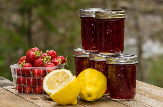 Recipes for making strawberry and raspberry jam for the winter