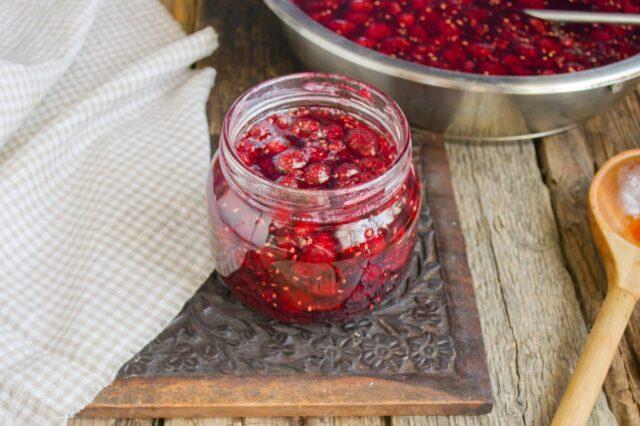 Recipes for making strawberry and raspberry jam for the winter