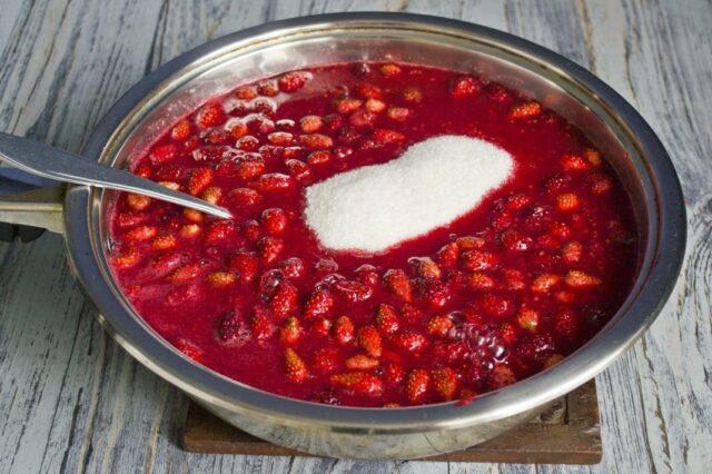 Recipes for making strawberry and raspberry jam for the winter