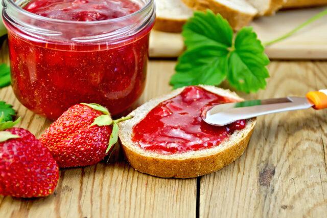 Recipes for making strawberry jam with mint