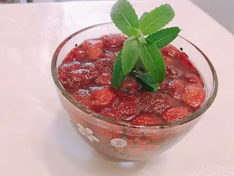 Recipes for making strawberry jam with mint