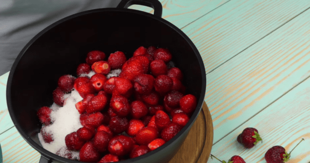 Recipes for making strawberry jam with mint