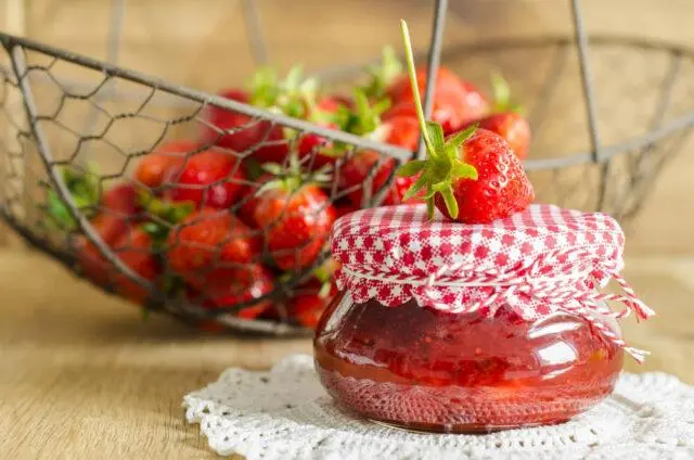 Recipes for making strawberry jam with mint