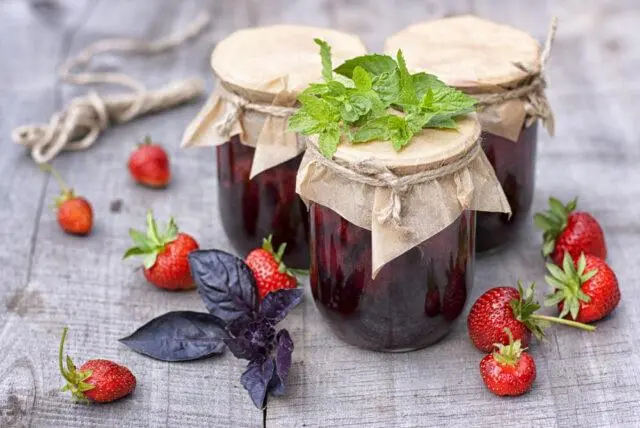 Recipes for making strawberry jam with mint