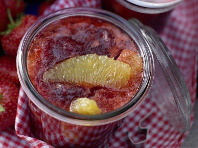 Recipes for making strawberry jam with oranges