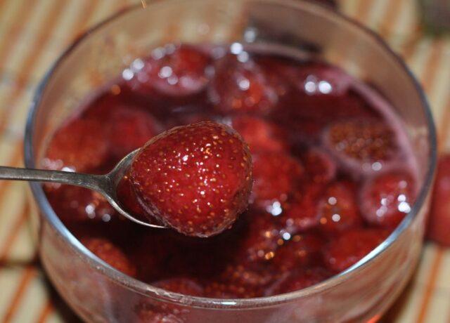 Recipes for making strawberry jam with oranges