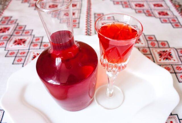 Recipes for making strawberry liqueur, tinctures at home