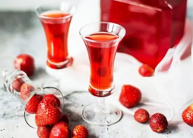 Recipes for making strawberry liqueur, tinctures at home