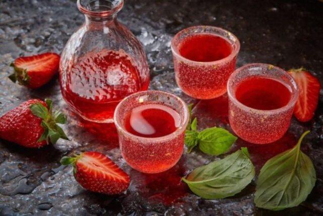 Recipes for making strawberry liqueur, tinctures at home