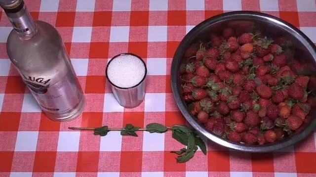 Recipes for making strawberry liqueur, tinctures at home