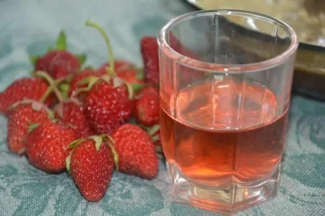 Recipes for making strawberry liqueur, tinctures at home