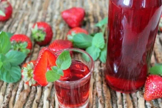 Recipes for making strawberry liqueur, tinctures at home