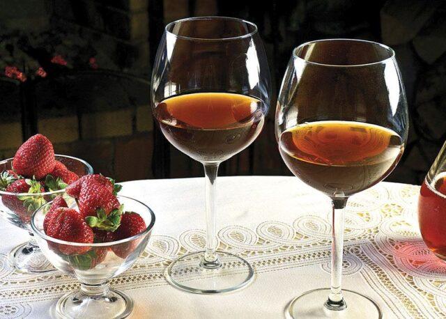 Recipes for making strawberry liqueur, tinctures at home