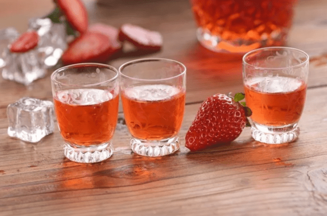 Recipes for making strawberry tincture, moonshine liqueurs