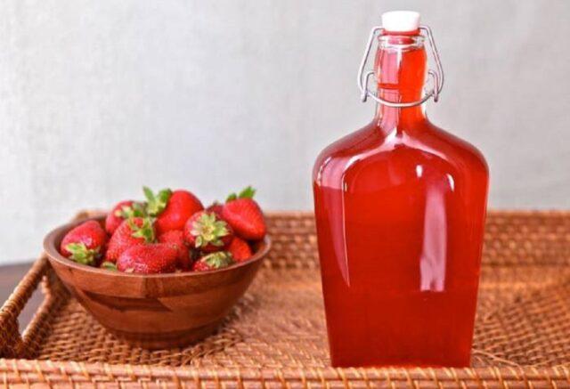 Recipes for making strawberry tincture, moonshine liqueurs