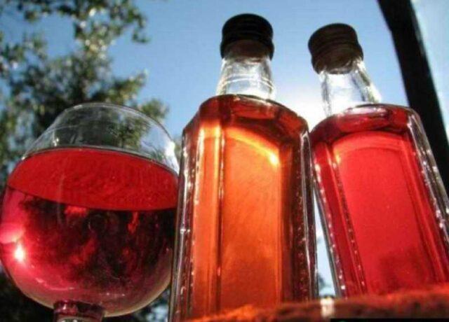 Recipes for making strawberry tincture, moonshine liqueurs