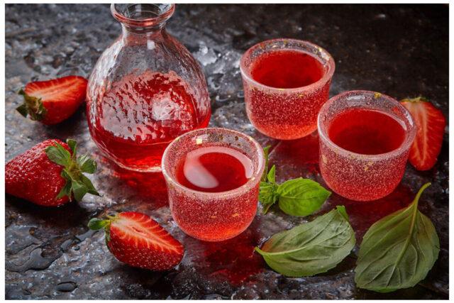 Recipes for making strawberry tincture, moonshine liqueurs