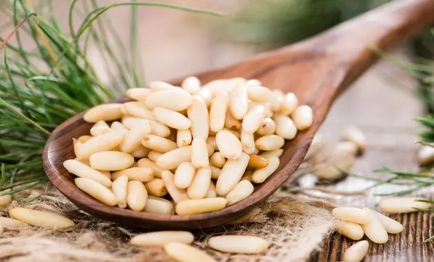 Recipes for moonshine on the shell of pine nuts