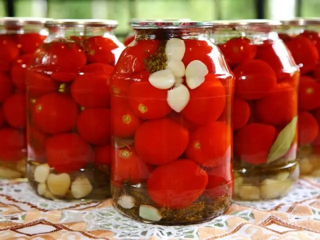 Recipes for winter tomatoes marinated with garlic