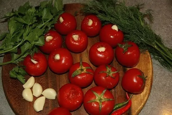 Recipes for winter tomatoes marinated with garlic