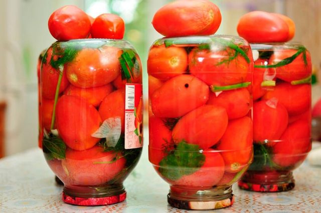 Recipes for winter tomatoes marinated with garlic