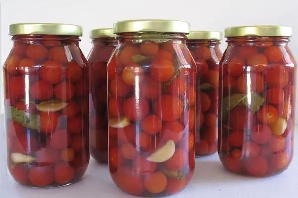 Recipes for winter tomatoes marinated with garlic