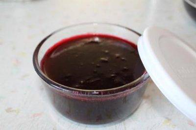 Red and black currant tkemali sauce 