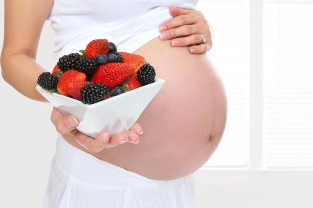 Red and black currants during early and late pregnancy