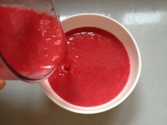 Red and black pureed currants without sugar