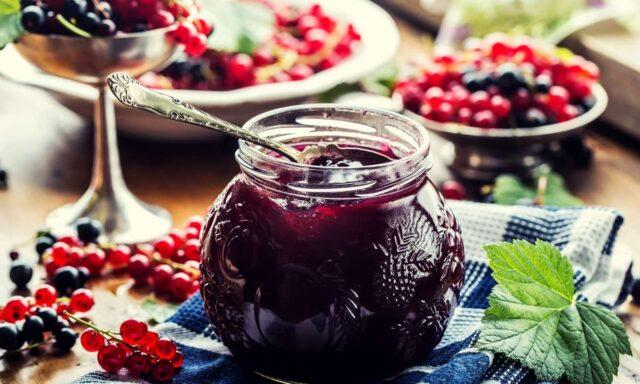 Red, black currant with honey for the winter: recipes, photos