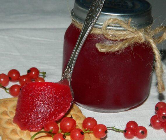 Red, black currant with honey for the winter: recipes, photos