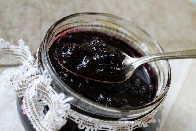 Red, black currant with honey for the winter: recipes, photos