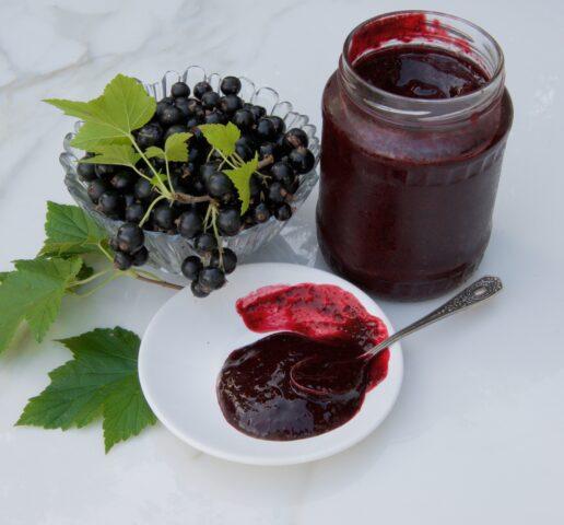 Red, black currant with honey for the winter: recipes, photos