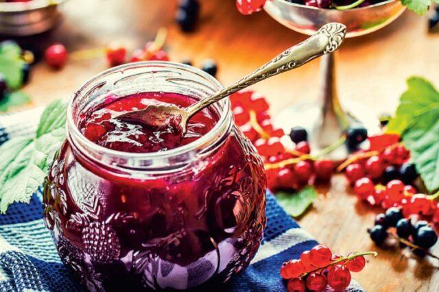 Red, black currant with honey for the winter: recipes, photos