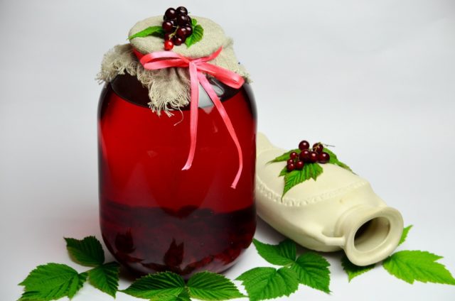 Redcurrant compote: for the winter, for every day, benefits and harms, calories