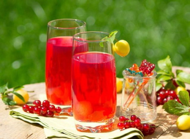 Redcurrant compote: for the winter, for every day, benefits and harms, calories