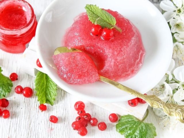 Redcurrant for the winter: simple recipes at home