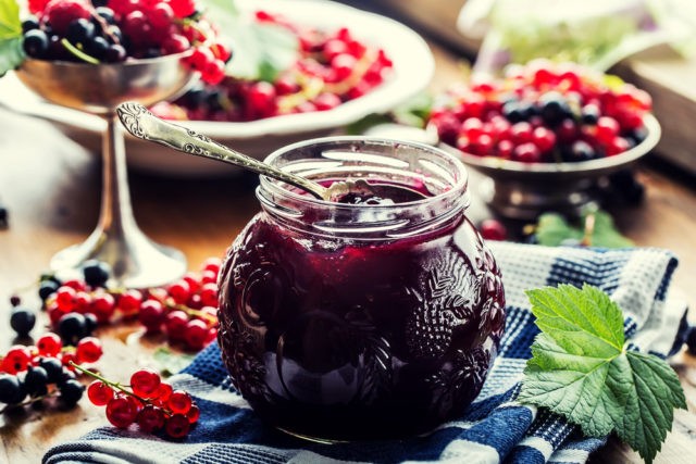 Redcurrant jam in a slow cooker Redmond, Panasonic, Polaris