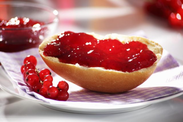 Redcurrant jam recipes: thick, with blueberries, apricots, lemon