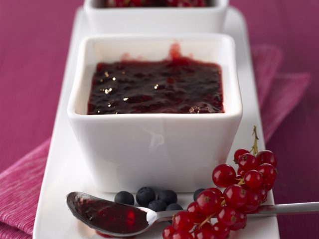 Redcurrant jam recipes: thick, with blueberries, apricots, lemon