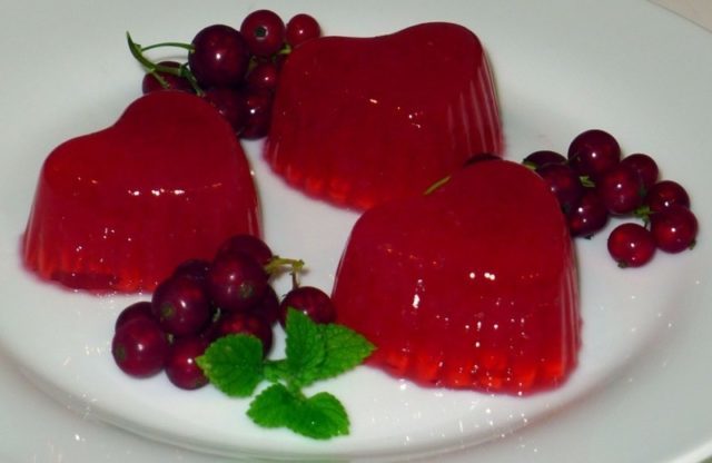 Redcurrant jelly: through a juicer, juicer