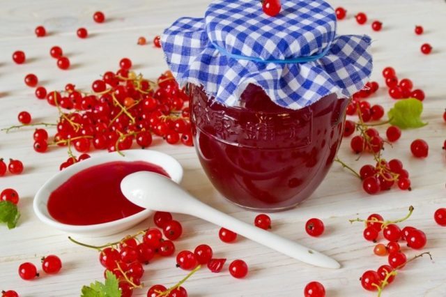 Redcurrant jelly: through a juicer, juicer