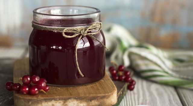 Redcurrant jelly: through a juicer, juicer